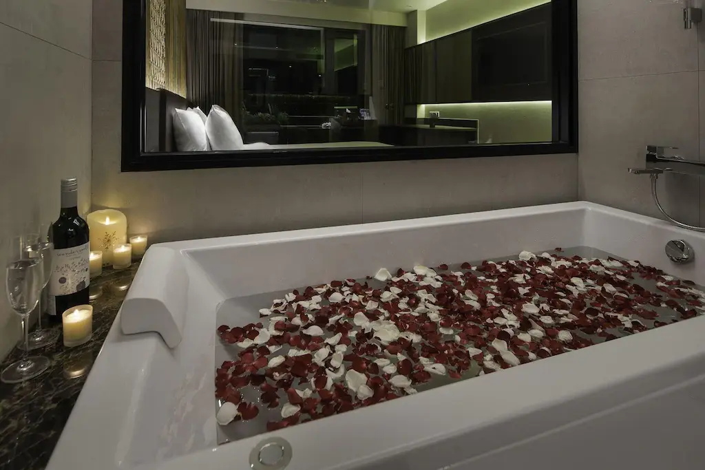 Deluxe bathroom with bathtub presentation