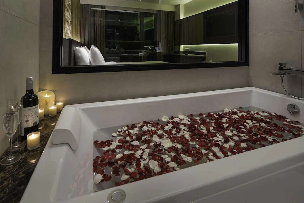 Deluxe Double Room bathroom with bathtub