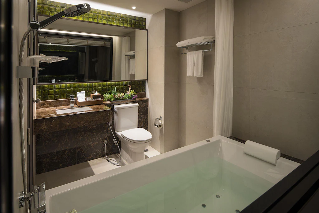 Deluxe Twin Room bathroom with bathtub and rainfall shower
